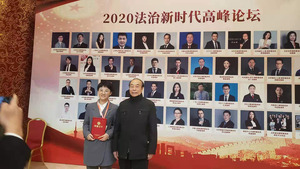 岳宣义与张倩妮合影